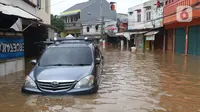 Sebuah mobil terendam banjir di perumahan Ciledug Indah, Tangerang, Rabu (1/1/2020). Banjir setinggi dada orang dewasa terjadi akibat meluapnya kali angke. (Liputan6.com/Angga Yuniar)
