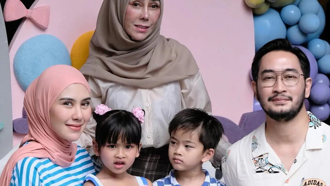 Gaya Kompak Keluarga Syahnaz Sadiqah di Ulang Tahun Anak Kembar Bertema Cinnamoroll dan Kuromi