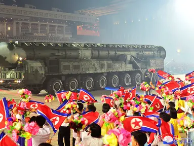 Rudal balistik antarbenua Hwasong-18 dipamerkan pada parade militer untuk memperingati 70 tahun gencatan senjata yang menghentikan pertempuran dalam Perang Korea 1950-53 di Lapangan Kim Il Sung, Pyongyang, Korea Utara, 27 Juli 2023. (Korean Central News Agency/Korea News Service via AP)