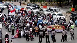 Dalam aksinya, mereka menuntut pencabutan perda aturan pelarangan melintas bagi kendaraan bermotor di sepanjang Jalan MH Thamrin  sampai Jalan Medan Merdeka Barat, Jakarta, Kamis (8/1/2015). (Liputan6.com/Faizal Fanani)