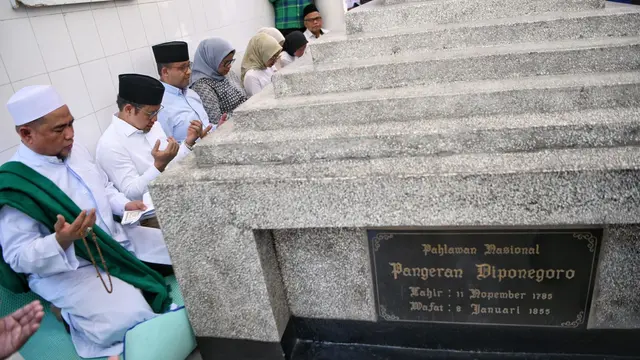 Pasangan bakal calon presiden dan bakal calon wakil presiden (bacapres-bacawapres) Anies Baswedan-Muhaimin Iskandar (AMIN) berziarah ke Makam Pangeran Diponegoro di Kecamatan Wajo, Kota Makassar, Minggu (24/9/2023). (Istimewa)