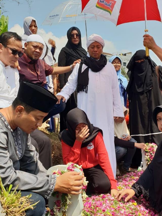 Keluarga dan Kerabat Opick Mengantar Jenazah Ibunda Opick ke Peristirahatan Terakhir
