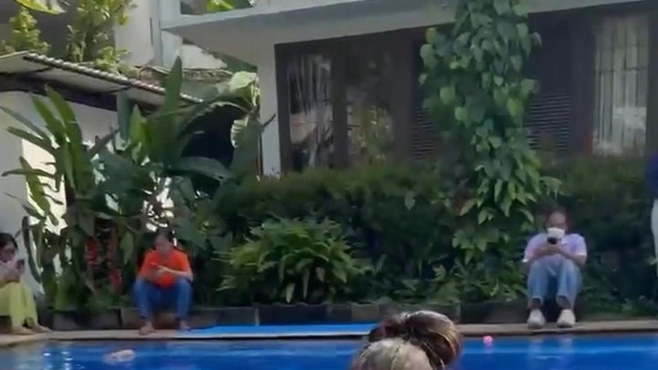 5 Potret Seru dan Gemasnya Djala Anak Nadine Chandrawinata Belajar Berenang