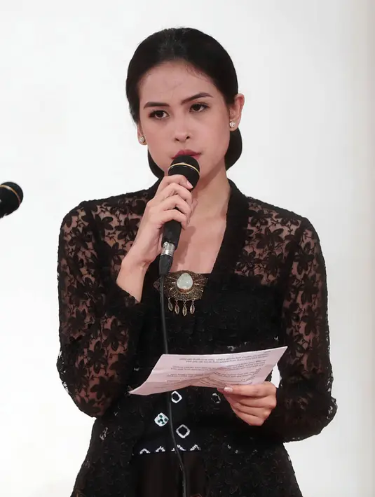 "Deg-degan karena memang aku fans.  Kartini. Banyak penonton dan banyak seniman yang kayak bisa nggak ya. Tapi alhamdulillah lancar. Deg-degan sebelumnya, pas di atas panggung sudah siap mentalnya," ujar Maudy Ayunda. (Deki Prayoga/Bintang.com)