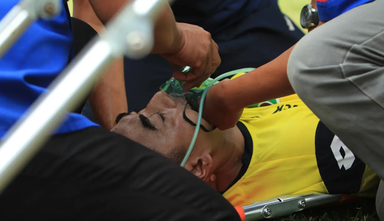 Tim medis memberi pertolongan kepada Choirul Huda usai mengalami benturan saat pertandingan Liga 1 di stadion Surajaya, Lamongan (15/10). Choirul Huda tutup usia di RSUD Soegiri akibat cedera di dada sebelah kiri. (AFP Photo/Juni Kriswanto)