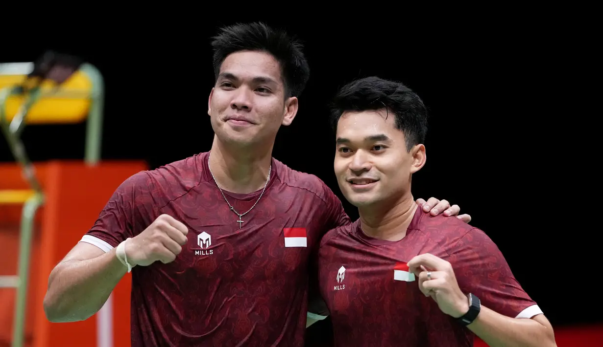 Ganda putra Indonesia Leo R. Carnando (kanan) dan Daniel Marthin (kiri) berpose setelah mengalahkan ganda China Liu Yi dan He Ji Ting dalam final bulu tangkis beregu putra pada Asian Games di Ichinomiya City, Jepang, Kamis (24/9/2026). (AP Photo/Aaron Favila)