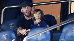 Sergio Ramos - Mantan kapten Real Madrid ini terpaksa belum merasakan debutnya bersama PSG. Ramos mengalami cedera pada betis kaki kirinya. Selama setahun terakhir kondisi fisik pemain asal Spanyol ini memang cukup rentan cedera. (Foto: AFP/Franck Fife)