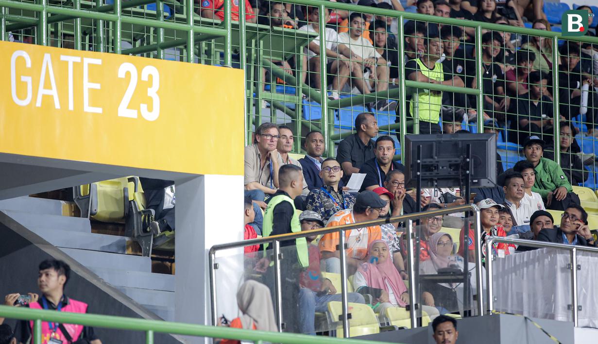 Pelatih kepala Timnas Indonesia, Patrick Kluivert (tengah) bersama asisten pelatih Alex Pastoor (kiri), Gerald Vanenburg (kedua kiri), dan Denny Lanzaat duduk di tribune VIP saat menyaksikan laga Persija Jakarta melawan PSBS Biak dalam laga lanjutan BRI Liga 1 2024/2025 di Stadion Patriot Candrabhaga, Bekasi, Minggu (02/02/2025). (Bola.com/Bagaskara Lazuardi)