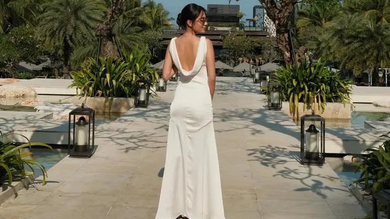 Gaya Berani Azizah Salsha Liburan di Bali Kenakan Dress Terbuka untuk Kondangan hingga Berjemur