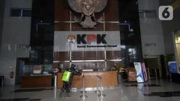 Petugas menyemprotkan cairan disinfektan di lobby Gedung KPK, Jakarta, Jumat (5/6/2020). Langkah tersebut sebagai upaya preventif pencegahan penularan virus corona COVID-19 jelang new normal di tengah pandemi. (merdeka.com/Dwi Narwoko)