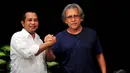 Menteri Marwan Jafar dan Iwan Fals berjabat tangan usai memberikan keterangan terkait penunjukkan Iwan Fals sebagai Duta Desa, Depok, Selasa (16/12/2014). (Liputan6.com/Johan Tallo)