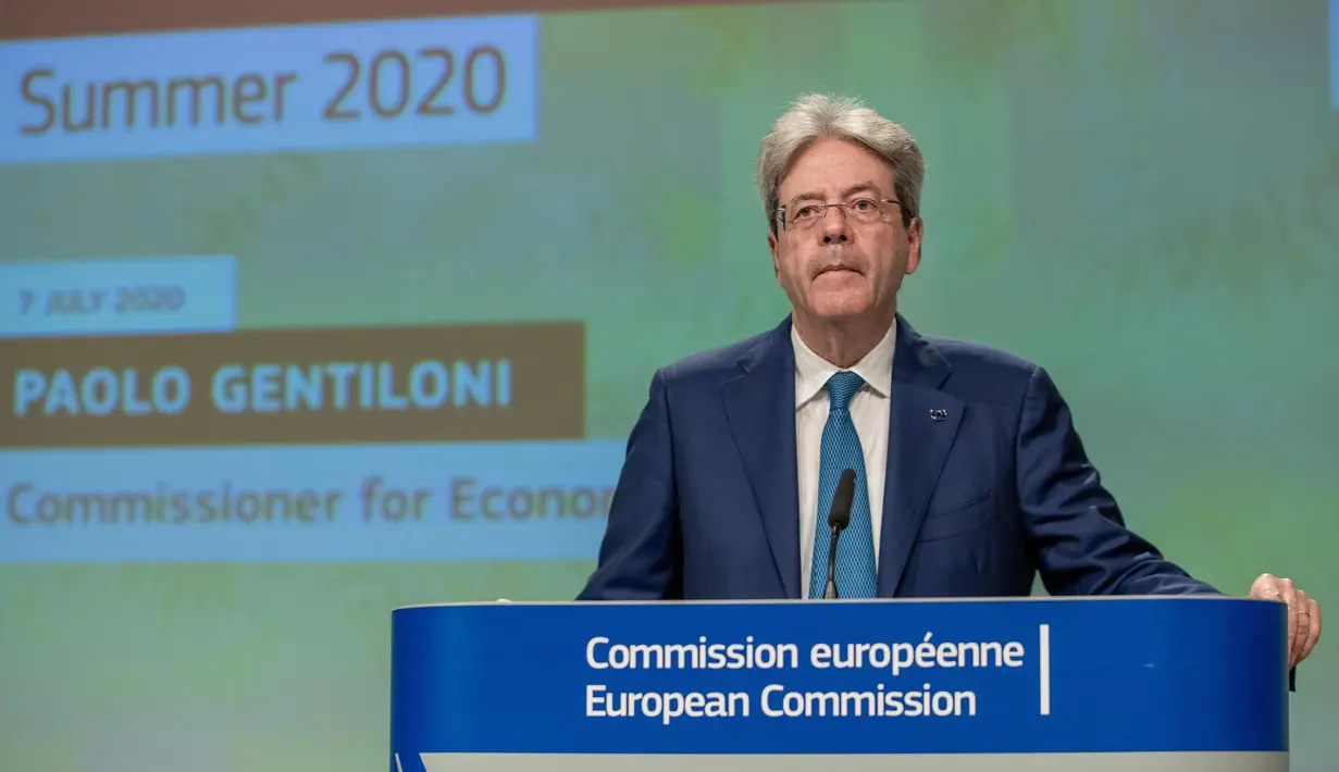 Komisioner Eropa untuk Ekonomi Paolo Gentiloni saat konferensi pers tentang Prakiraan Ekonomi Musim Panas 2020 di Brussel, Belgia, Selasa (7/7/2020). Komisi Eropa memprediksi Ekonomi Eropa akan menghadapi resesi lebih dalam akibat pengendalian COVID-19 yang berkepanjangan. (Xinhua/Uni Eropa)