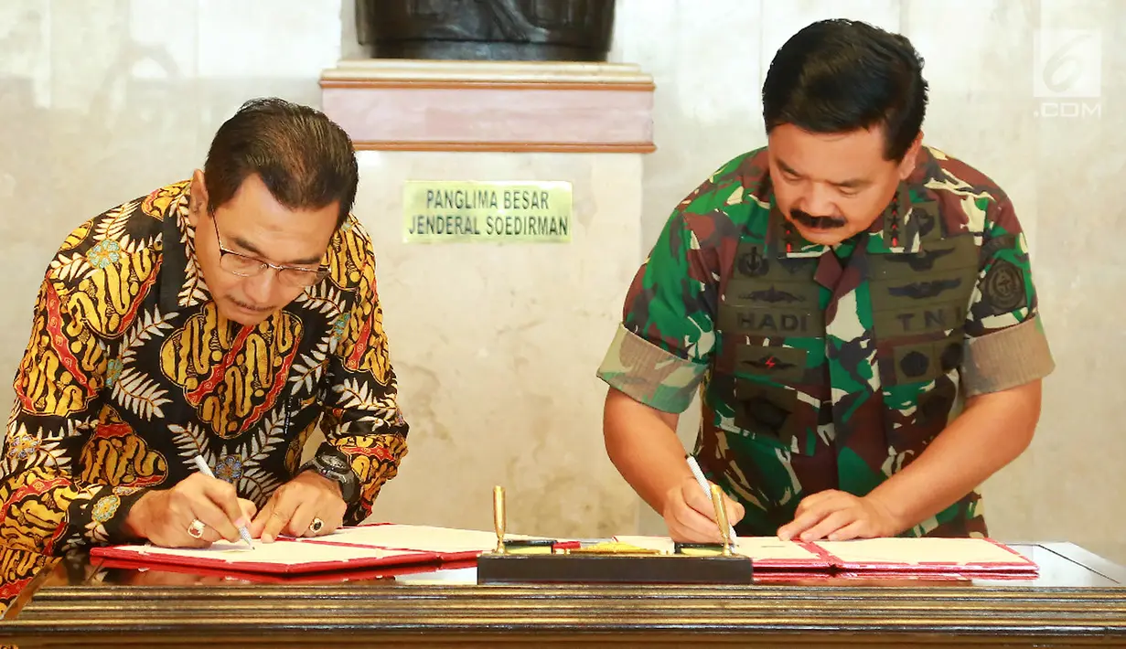 Dirut Bank BRI Suprajarto dan Panglima TNI Marsekal Hadi Tjahjanto saat penandatanganan Nota Kesepahaman atau MoU di Mabes TNI Cilangkap, Jakarta, Senin (4/3). (Liputan6.com/Pool/Humas BRI)