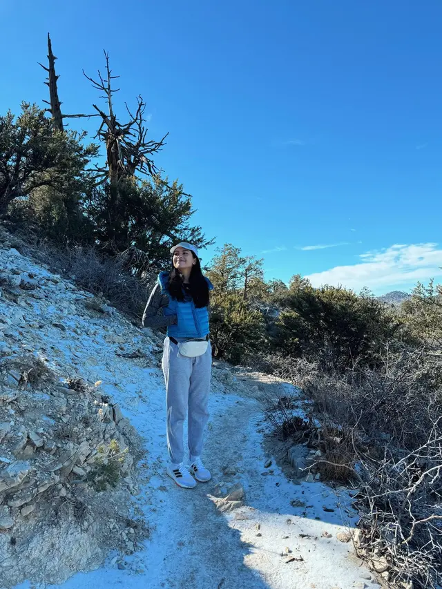 7 Potret Seru Maudy Ayunda Hiking Bareng Mertua di California