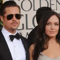 Satu tahun pasca mengajukan gugatan cerai terhadap Brad Pitt, kini Angelina Jolie mengurus keenam anaknya seorang diri. Hubungannya dengan Brad Pitt pun memang tidak baik sejak itu. (AFP/Robyn Beck)