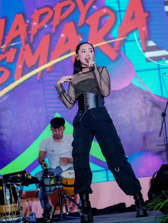 Gaya keren Happy Asmara dalam balutan outfit manggung serba hitam. [Foto: Instagram/happy_asmara77]