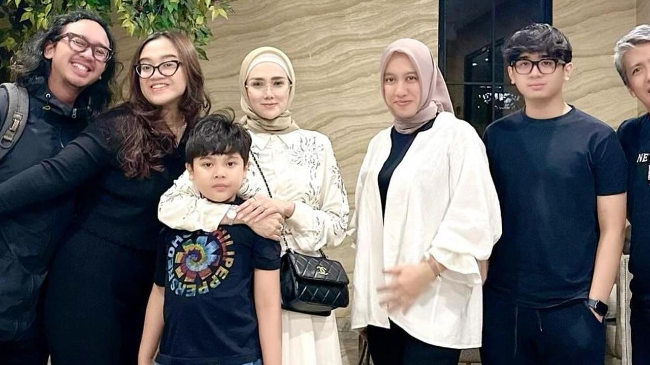 Kedua keluarga Mulan Jameela dan Harry Nugraha saling dekat, sampai bahkan keduanya bersamaan menghadiri kegiatan-kegiatan anak.<br>