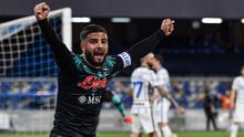 Striker Napoli, Lorenzo Insigne melakukan selebrasi usai kiper Inter Milan, Samir Handanovic melakukan gol bunuh diri dalam laga lanjutan Liga Italia 2020/2021 pekan ke-31 di Diego Armando Maradona Stadium, Minggu (18/4/2021). Napoli bermain imbang 1-1 dengan Inter. (AFP/Tiziana Fabi)