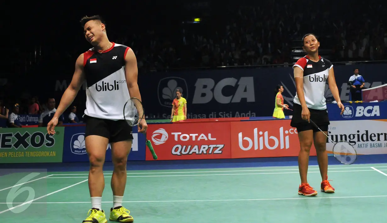 Ganda campuran Indonesia, Riky Widianto/Richi Puspita Dili mengekspresikan kekecewaan gagal meraih poin saat laga melawan Zhang Nan/Zhao Yunei (Tiongkok) di 16 besar BCA Indonesia Open 2016, Jakarta, Kamis (2/6/2016). (Liputan6.com/Helmi Fithriansyah)