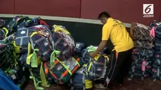 Cara unik dilakukan para calon haji asal Blitar, Jawa Timur. Mereka mengecat koper milik mereka agar tak tertukar dengan calon haji lain.