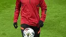 Gelandang Turki, Hakan Calhanoglu menjuggling bola selama mengikuti sesi latihan di stadion Rheinenergie di Cologne, Jerman (6/10/2020). Timnas Turki akan menghadapi Jerman di laga uji coba di stadion Rheinenergie di Cologne, Jerman, Kamis (8/10/2020) dini hari WIB. (AFP/Ina Fassbender)