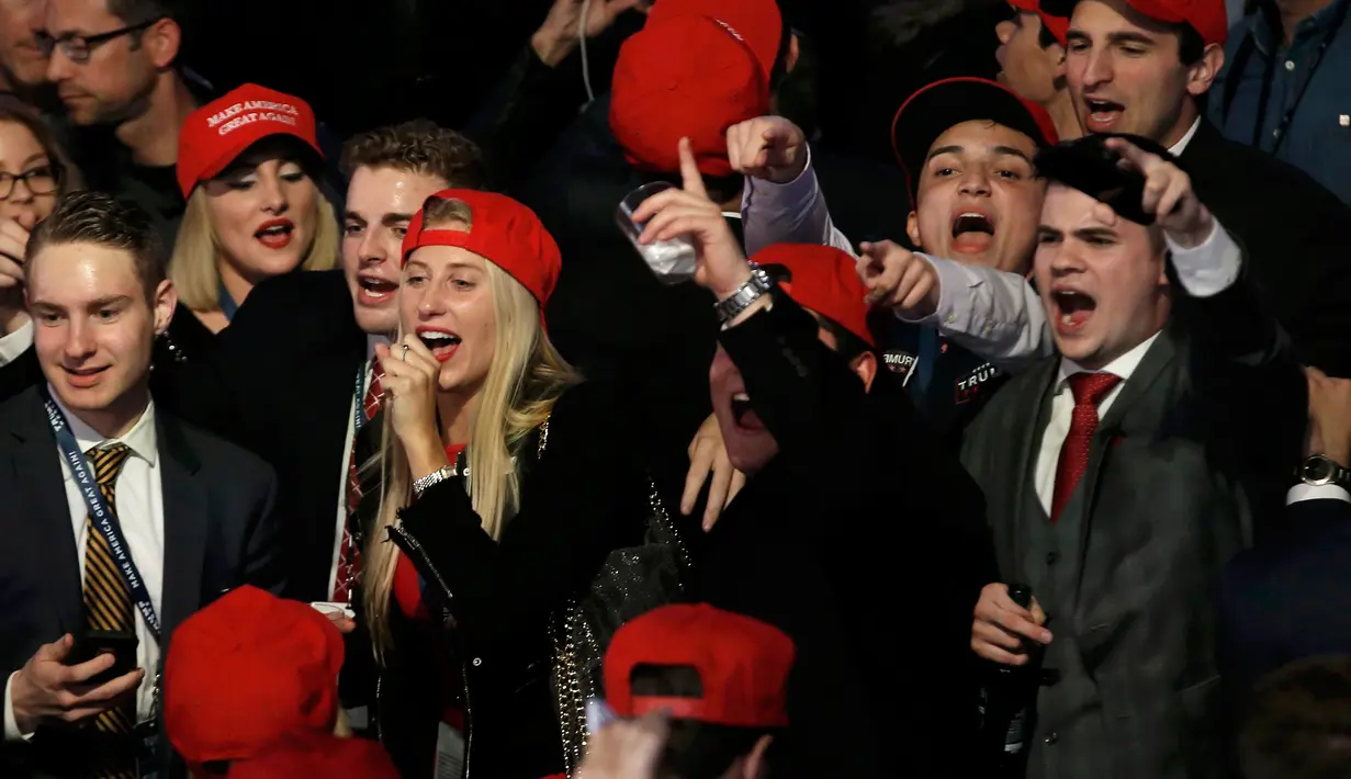 Para pendukung capres dari Partai Republik Donald Trump bergembira saat menyaksikan hasil perhitungan suara Pilpres AS 2016 di Manhattan, New York, AS, (8/11). (REUTERS/Mike Segar)