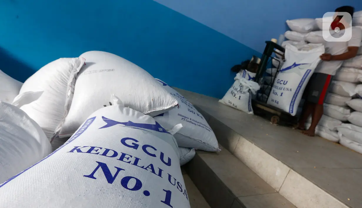 Pekerja sedang menimbang karung berisi kedelai untuk dijual di Jakarta, Rabu (6/1/2021). Kementerian Pertanian akan meningkatkan produksi kedelai lokal untuk memenuhi kebutuhan dalam negeri sebagai respon dari melonjaknya harga kedelai impor. (Liputan6.com/Angga Yuniar)