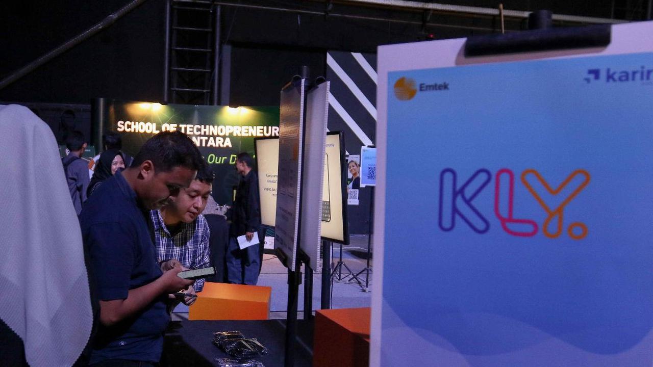 Pencari kerja mencari informasi lowongan kerja pada stan KLY saat Emtek Education & Career Festival 2024 di Studio 6 Emtek City, Studio Indosiar, Jalan Daan Mogot, Jakarta Barat, Selasa (30/7/2024). PT Elang Mahkota Teknologi Tbk (Emtek) kembali bekerja 