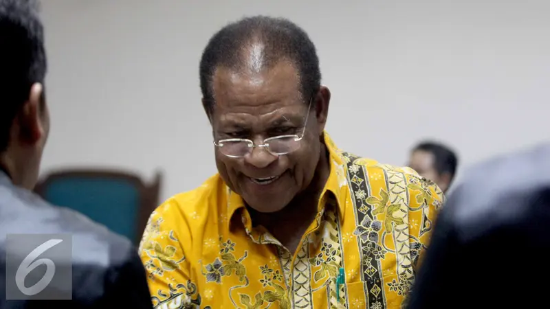 20150706-Sidang Dakwaan Mantan Gubernur Papua-Jakarta-Barnabas Suebu