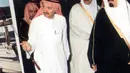 Foto yang diambil pertengahan 1990-an menunjukkan Bakr bin Laden bersama Pangeran Saudi Abdullah bin Abdul Aziz (kanan) di kota Madinah. Bakr bin Laden merupakan Chairman of Saudi Binladin Group yang juga diciduk Komite Anti-Korupsi Saudi. (AFP Photo/HO)