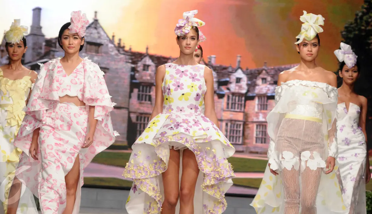 Sejumlah model mengenakan busana busana karya desainer Fetty Rusli di Hotel Mulia Senayan Jumat (26/02). Busana pengantin tunggal untuk ke 5 kalinya ini digelar sejak tahun 2011. (Liputan6.com/Helmi Afandi)