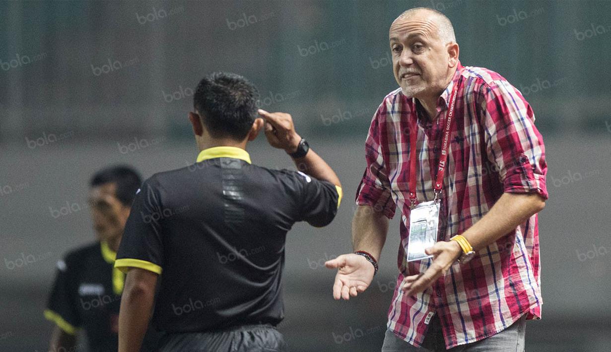 Pelatih Borneo FC, Dragan Djukanovic, melakukan protes terhadap wasit saat laga melawan PS TNI. Sebanyak 36 pelanggaran terjadi saat laga kedua tim berlangsung. (Bola.com/Vitalis Yogi Trisna) 