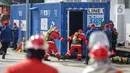 Petugas pemadam kebakaran melakukan simulasi penyelamatan saat kompetisi Fire Safety Challenge di Kantor Dinas Penanggulangan Kebakaran dan Penyelamatan Pemprov DKI Jakarta, Rabu (2/6/2021). Kompetisi ini juga sebagai keterampilan penggunaan peralatan dan teknik operasional.