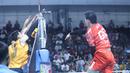 Pemain Surabaya Samator, Jordan Michael Imanuel Dwi Susanto melakukan spike keras ke daerah pertahanan Jakarta Bhayangkara Presisi pada pertandingan final four Proliga 2026 yang digelar di Jawa Pos Arena, Surabaya, Kamis (2/4/2026). Dok. PBVSI)