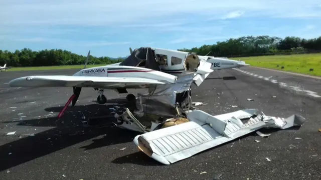 Pesawat di apron rusak akibat dalam kecelakaan pesawat latih di Bandar Udara Tunggul Wulung Cilacap. (Foto: Liputan6.com/Istimewa/Muhamad Ridlo)