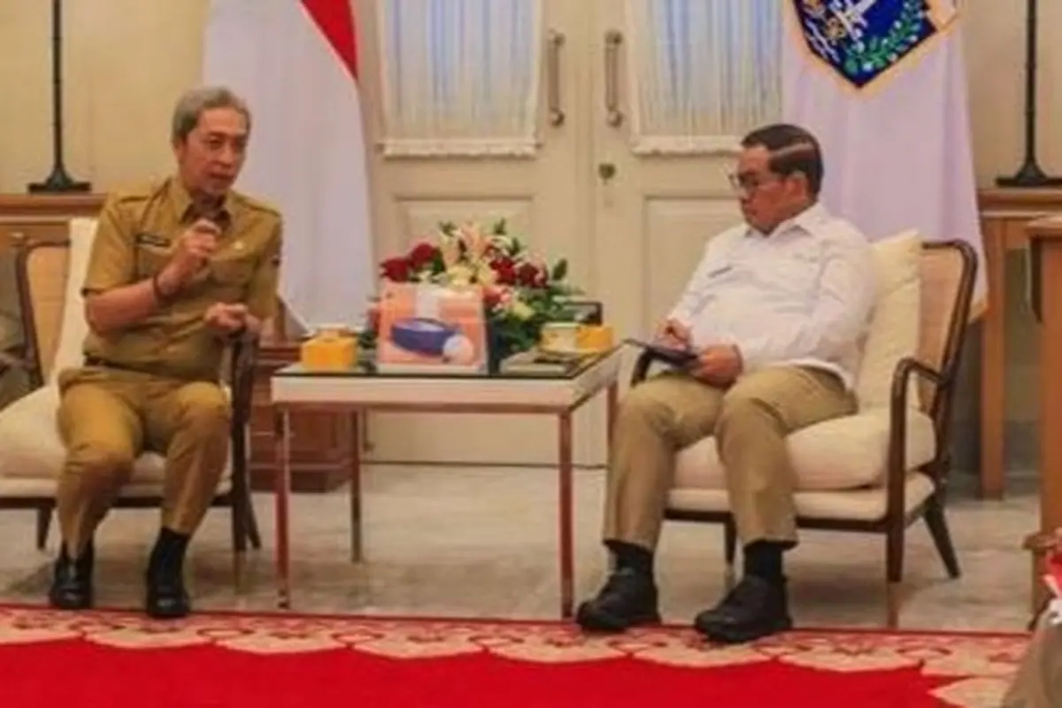 Wali Kota Bogor Dedie A. Rachim saat berdiskusi dengan Gubernur DKI Jakarta Pramono Anung.