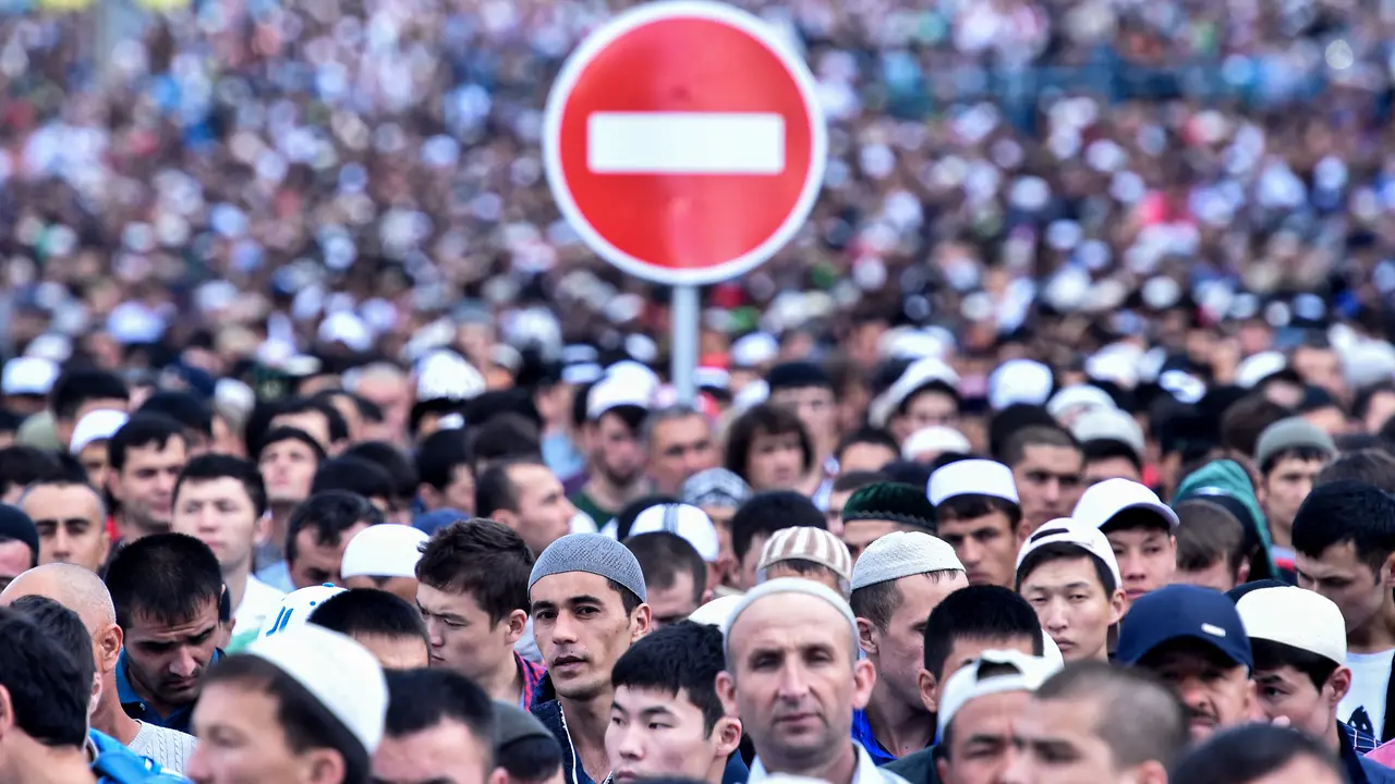 20160705-Salat Idul Fitri, Muslim Rusia Padati Jalanan Kota Moskow-Rusia