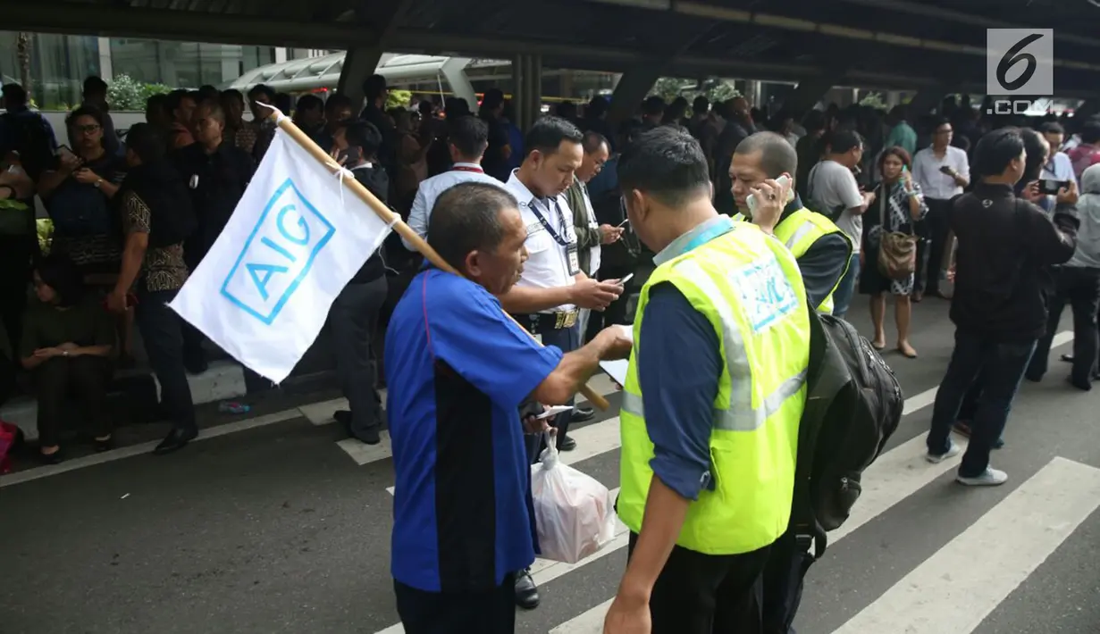 Sejumlah karyawan berkumpul di halte Bursa Efek Indonesia (BEI) saat balkon lantai 1 bangunan ambruk, Jakarta, Senin (15/1). (Liputan6.com/Johan Tallo)