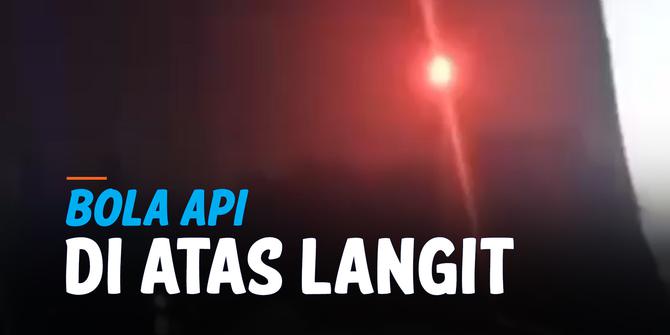 VIDEO: Detik-Detik Warga Abadikan Cahaya Merah dari Langit, Apakah Itu?
