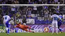 Kiper Real Madrid, Keylor Navas, berusaha menangkap bola tendangan penalti striker Deportivo La Coruna, Florin Andone, pada laga La Liga di Stadion Riazor, Senin (21/8/2017). Real Madrid menang 3-0 atas Deportivo La Coruna. (AFP/Miguel Riopa)