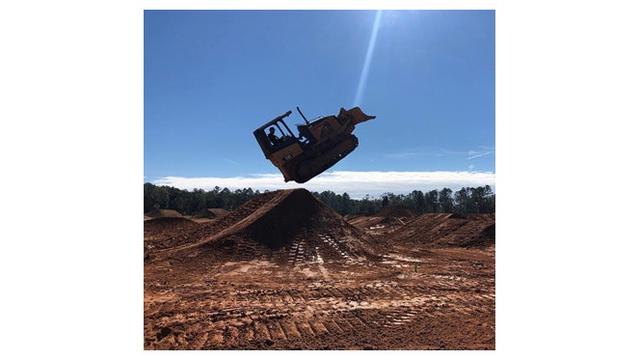 Kelakuan Lucu Pekerja Proyek Saat Gabut Ini Bikin Cengar Cengir