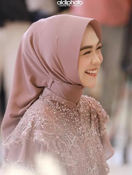 Ia juga memilih hijab warna senada yang ditata simple dengan model lilit. (Instagram/aldiphoto).