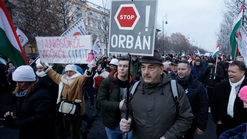 Puluhan pengunjuk rasa berkumpul di jalanan kota Budapest, menentang UU Buruh terbaru Hongaria, yang dinilai seperti perbudakan (AFP/Peter Kohalmi)