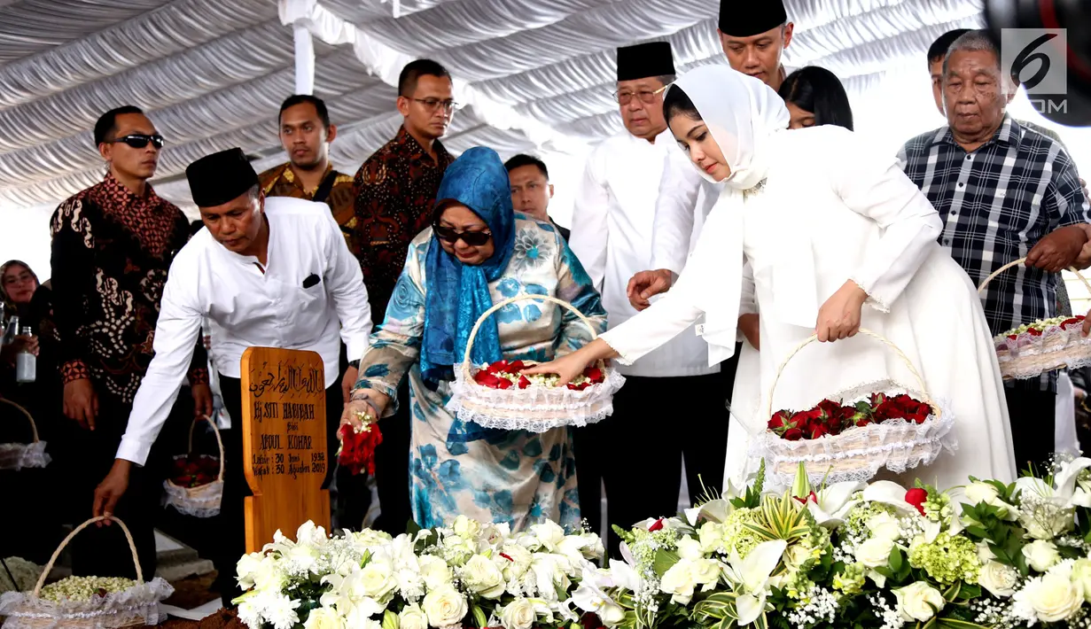 Menantu Presiden ke-6 Susilo Bambang Yudhoyono, Annisa Pohan beserta kerabat menaburkan bunga di makam neneknya almarhumah Siti Habibah di TPU Tanah Kusir, Jakarta, Sabtu (31/8/2019). Ibunda SBY, almarhumah Siti Habibah meninggal pada Jumat (30/8) pukul 19.21 WIB. (merdeka.com/magang/Ahmad Sujana)