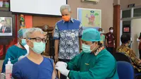 Gubernur Ganjar Pranowo meninjau Vaksinasi tahap II yg dilaksanakan di RST Wiratamtama dan RSUD Tugurejo, di Kota Semarang. Rabu (3/3). (Foto: Liputan6.com/Felek Wahyu)