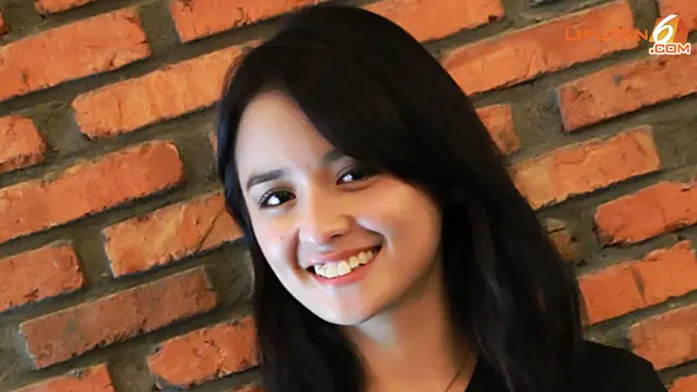 joanna-alexandra-senyum-130213b.jpg