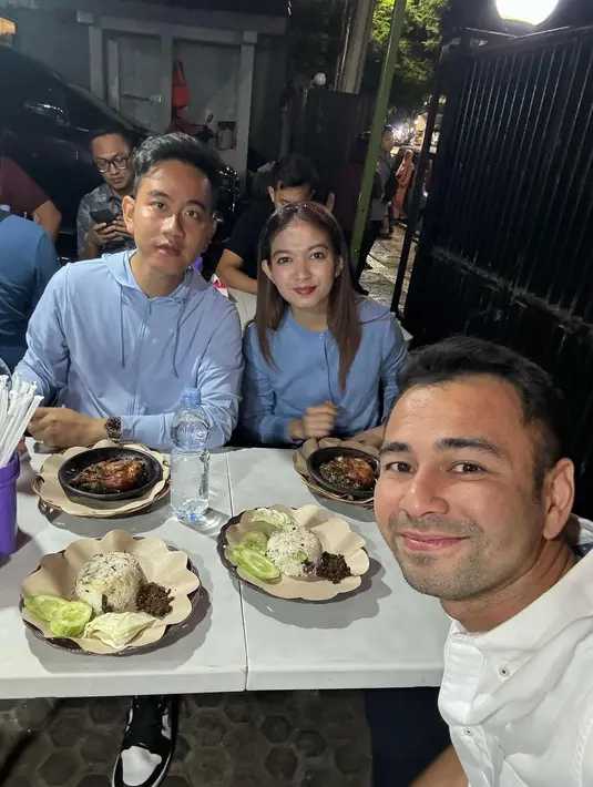 Suami Nagita Slavina itu membagikan beberapa potret saat Gibran dan Selvin mampir ke warung tenda kaki lima. [Instagram/raffinagita1717]