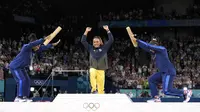 Pesenam Brasil, Rebeca Andrade disambut dua pesenam Amerika Serikat, Simone Biles dan Jordan Chiles saat pengalungan medali di atas podium cabang olahraga senam Olimpiade Paris 2024 di Bercy Arena, Paris, Prancis, Senin (05/08/2024). (AP Photo/Abbie Parr)