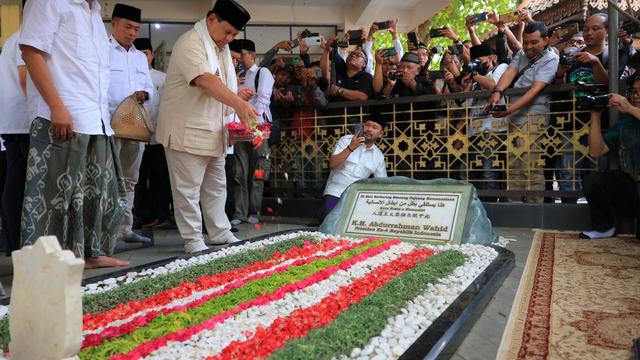 Ketua Umum Partai Gerindra Prabowo Subianto berziarah ke makam Presiden ke-4 Republik Indonesia KH Abdurrahman Wahid atau Gus Dur di kompleks Pondok Pesantren Tebuireng di Kabupaten Jombang, Jawa Timur