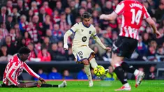 Pemain Barcelona, Lamine Yamal, mencetak gol ke gawang Athletic Bilbao pada pertandingan jornada ke-27 Liga Spanyol di Stadion San Mames, Minggu (8/3/2026). (AP Photo/Miguel Oses)